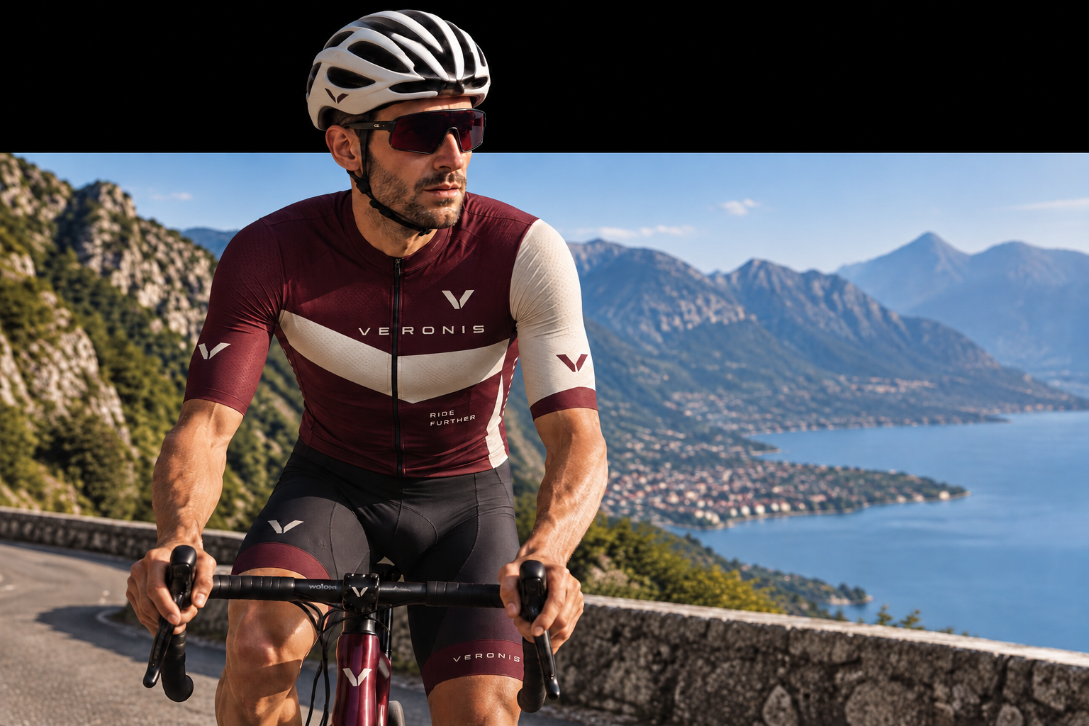 Ciclista con maillot personalizado junto a un lago de montaña